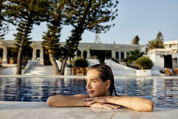 Frau im Pool des ROBINSON Club Kyllini Beach, Griechenland