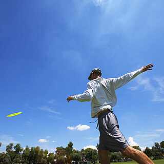 Ein Mann wirft eine Frisby