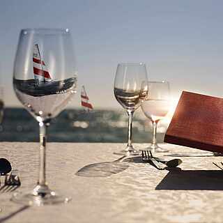 Ein eingedeckter tisch am Strand