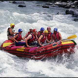 Gruppe beim Rafting im Schlauchboot